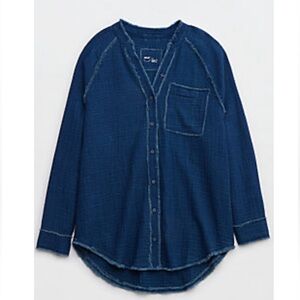 Aerie Pool-To-Party button up top in navy. Women’s size medium.